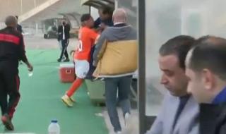 بسبب استبداله، لاعب المنصورة يعتدي على مديره الفني أثناء مواجهة المقاولون (فيديو)